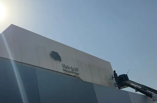 تنظيف وتلميع واجهات المدارس والمجمعات التعليمية بالرياض