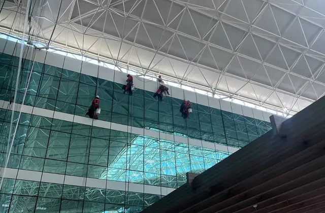 تنظيف الواجهات الخارجية لمبنى وزارة البيئة والمياه والزراعة بالرياض