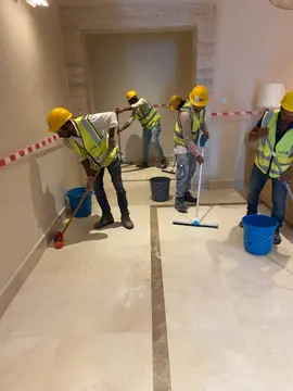 فريق شركة الجواد ينفذ أعمال التنظيف الشامل والتأسيسي لإحدى المباني والمستودعات في مشاريع الدرعية بالرياض