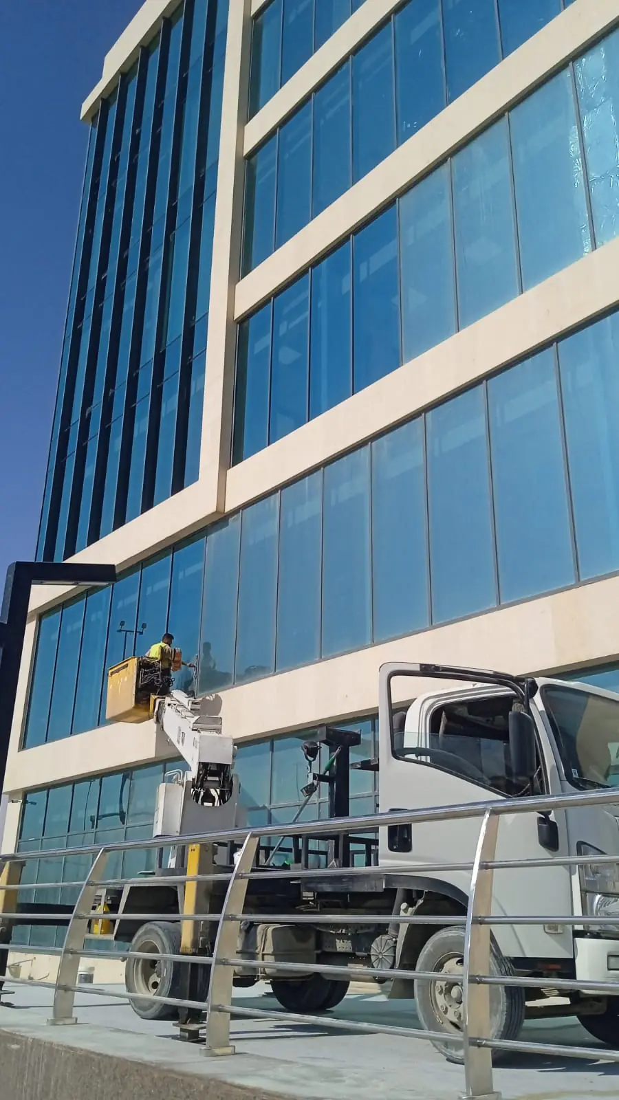 عرض اليوم الوطني لتنظيف واجهات زجاجية في الرياض